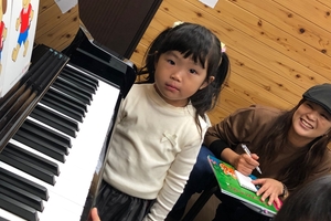保護者の方もレッスンにご入室ください。